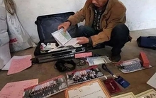 Đều đặn gửi tiền về nhà, đến khi qua đời, chàng trai để lại 5 thẻ ATM: Số dư khiến cha mẹ bật khóc