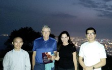 Điều gì diễn ra khi tỷ phú Bill Gates uống trà trên đỉnh Bàn Cờ?