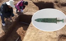 Đám trẻ lên núi nhặt được “thanh sắt gỉ” rồi đem bán, chuyên gia biết chuyện lập tức yêu cầu phong tỏa cả ngọn núi