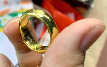 Vàng nhẫn trơn lần đầu tiên trong lịch sử vượt mốc 70 triệu đồng/lượng, người ôm vàng lãi đậm