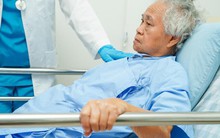 U70, tôi có 3 người con, khi bị ung thư mới xót xa: 2 con làm giám đốc không nuôi nổi bố, đành nương tựa vào 1 người tưởng  'nghịch tử'