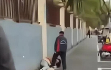 Bức ảnh 2 người ẩu đả trên phố thu hút sự chú ý, tìm hiểu mối quan hệ, ai nấy lắc đầu: Hỏng cả 1 thế hệ