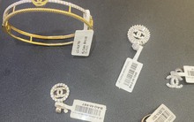 Kiểm tra tiệm vàng, phát hiện sản phẩm giả nhãn hiệu Chanel, Louis Vuitton