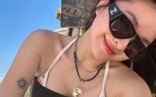 Yêu 5 năm đùng cái chia tay, bạn trai kết hôn người mới, gái xinh lao vào công việc livestream chốt đơn "ầm ầm"