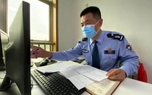 Bán mì cho cụ ông chuyên đưa "tiền giả", 9 năm sau, chủ quán bất ngờ bị triệu tập tại đồn cảnh sát