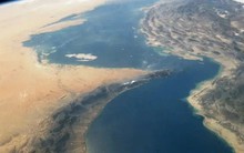 Căng thẳng bùng nổ tại eo biển Hormuz: Tàu chở hàng bị bắt giữ tại yết hầu hàng hải toàn cầu, ngành vận tải biển khó khăn chồng khó khăn