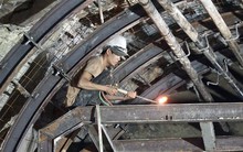 Đường sắt Bắc - Nam còn ách tắc 3 ngày tới vì sạt lở hầm Bãi Gió