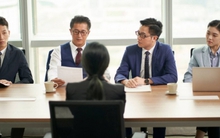 Sếp nữ hỏi "Tôi và vợ cậu, ai xinh hơn?", nam ứng viên EQ cao trả lời khiến HR cười tủm tỉm và tuyển luôn