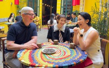 Tim Cook cười điệu bên hai mẹ con ca sĩ Mỹ Linh - Mỹ Anh, khen nức nở đặc sản cà phê trứng!