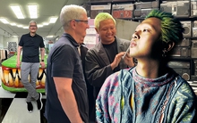 Phương Vũ chia sẻ tường tận cuộc gặp “sốc" với CEO Tim Cook, vị lãnh đạo còn bày tỏ cảm xúc về Antiantiart khiến các nhân viên đi cùng bất ngờ