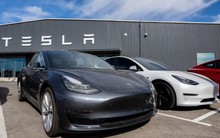 Nữ tài xế mắc kẹt trong cái nóng 46 độ vì xe Tesla cập nhật phần mềm