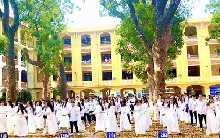 3 phút trầm trồ với màn dân vũ "đắt giá" tại ngôi trường có view đẹp nhất Hà Nội: Khi áo dài gặp mùa lá rụng!