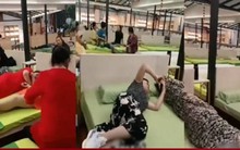 Bị hướng dẫn viên nhốt trong cửa hàng ép mua, 37 du khách 'chơi lầy' để trả đũa