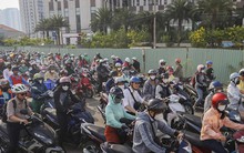 Vật vã đến 'nghẹt thở' khi di chuyển tại 2 nút giao lớn nhất TPHCM