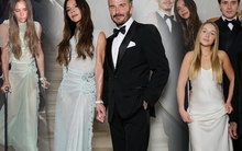 Sinh nhật tuổi 50 như thảm đỏ của Victoria Beckham: Chính chủ chống nạng vẫn cực "slay", sắc vóc cô út Harper thành tâm điểm