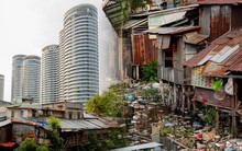 Cảnh trái ngược ở TP.HCM: Dưới những tòa cao ốc là "khu ổ chuột" chắp vá, chênh vênh