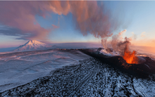 Ngọn núi nhả ra vàng thật quanh năm suốt tháng, người dân biết tin đều vui mừng nhưng không ai tới nhặt
