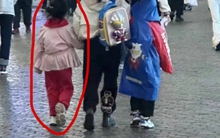 Sự thật đằng sau hình ảnh "người mẹ thiên vị" gây bão MXH: Clip gốc được tiết lộ, hành động của bà mẹ khiến ai cũng... suy