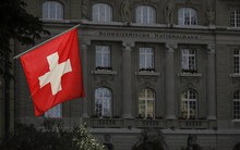 Thụy Sĩ phong tỏa tài sản trị giá 14 tỷ USD của Nga