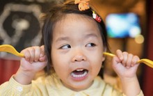 Cha mẹ phải làm gì nếu con tùy tiện nhận xét ngoại hình của ai đó ở nơi công cộng?