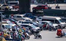 Nóng gần 40 độ C: Người Hà Nội tìm đủ cách "né" cái nắng bỏng rát ngoài đường