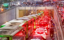 Xe buýt 'chôn chân', ô tô nhích từng chút giữa cơn tắc đường ở Hà Nội trước ngày nghỉ lễ