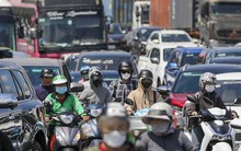 Nắng đổ lửa, mệt mỏi vì kẹt 'không lối thoát' ở TPHCM ngày đầu nghỉ lễ 30/4