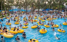 'Nắng nóng nung người', người dân đổ về công viên nước ngày nghỉ lễ