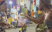 Xác minh người bán hàng rong 'chặt chém' khách Tây 500.000 đồng 3 quả dứa