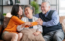 Giữa cha mẹ và con cái cũng cần có ranh giới, nếu không có thể tan nát một gia đình: 4 điều cha mẹ ĐỪNG vượt qua!