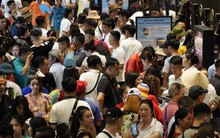 Xếp hàng từ sáng sớm mua vé tham quan vịnh Hạ Long