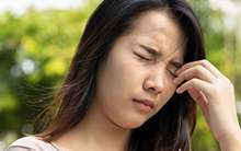 Mắt giật báo điềm gở, bác sĩ: Không phải mê tín, coi chừng bệnh ập tới