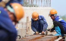 Hàng trăm người không nghỉ lễ thi công đường vành đai 4 dưới nắng nóng gay gắt