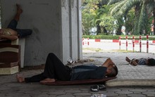 Hà Nội: giữa trưa, người lao động nằm vạ vật dưới gầm cầu để tránh cái nắng như nung