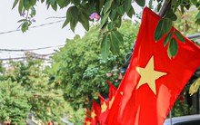 Phố phường Đà Nẵng rực rỡ cờ hoa chào mừng Đại lễ 30/4 và 1/5