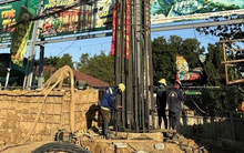 Đội nắng thi công xuyên lễ công trình cầu bộ hành của tuyến Metro số 1