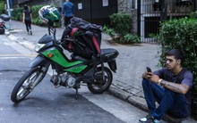 Cám cảnh cuộc sống tài xế công nghệ: Làm 17 tiếng/ngày nhưng kiếm khi được giải lao, phải cố nhịn ‘nỗi buồn’, vừa chợp mắt đã bị cướp, cảnh sát đuổi