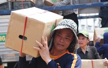 Mướt mồ hôi mưu sinh giữa nắng nóng hơn 40 độ