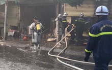 Hà Nội: Cháy kinh hoàng tại dãy ki ốt gần chợ Xuân Đỉnh