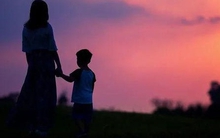 Cậu bé 10 tuổi bị kéo cứa vào mắt mà không dám nói: Thế gian này có một kiểu gia đình đáng sợ hơn cả bạo lực học đường