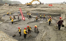 Phát hiện kho báu hơn 10.000 vật bằng vàng dưới sông, chuyên gia hút nước 4 tháng liên tục mới lấy được