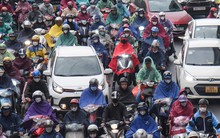 Người Hà Nội vất vả đi làm ngày đầu tuần vì mưa phùn, đường phố ùn tắc