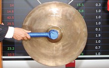 Hai ngân hàng lên kế hoạch “chuyển nhà” cho cổ phiếu trong năm 2024