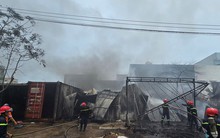 Cháy lớn khu nhà xưởng gần âu thuyền Thọ Quang, cột khói bốc cao hàng chục mét
