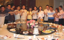 Đi họp lớp cấp 3, 20 người ăn tối, đến lúc trả tiền, bạn cũ lần lượt đi vệ sinh và ra về, lớp trưởng 'nín lặng' một mình thanh toán: Kết quả sau đó thật sự bất ngờ!