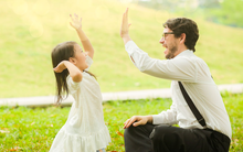 Phỏng vấn 720 người phát hiện ra: Những đứa trẻ lớn lên hạnh phúc thường có 3 đặc điểm, không liên quan gì đến sự giàu có