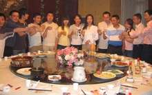 Vừa đi họp lớp về, bạn học cũ gửi 1 đoạn trích xuất camera vào nhóm chat chung, tôi xem xong rụng rời tay chân