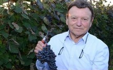 Ông chủ di chúc cho các nhân viên thừa kế nhà máy rượu