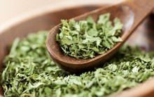 1 loại lá thơm bán nhiều ở chợ Việt: hạ đường huyết "nhạy như insulin", cực tốt cho tiêu hóa lại bổ não tăng trí nhớ