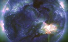 "Họng súng vũ trụ" gấp 15 lần Trái Đất gây bão địa từ lớn hôm nay